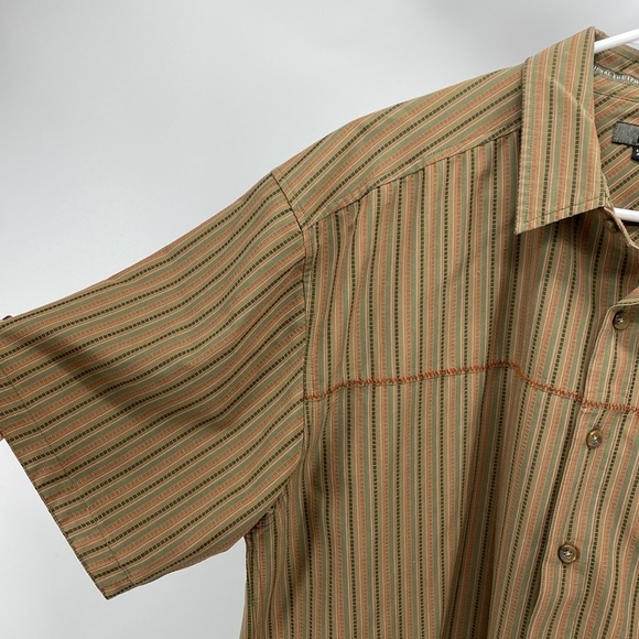 REI UPF 50 Casual Short Sleeve Button Down Shirt side pocket - Picture 7 of 11